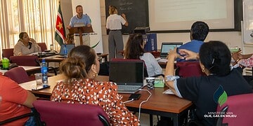 2025.10.16 Worshop Afval TAUS en ILACO LVV 75 1536x1024 1 Het Ministerie van Olie, Gas en Milieu (OGM) heeft donderdag 16 oktober 2025 een workshop gehouden om nationale prioriteiten voor het beheer van gevaarlijk afval te toetsen en input te verzamelen voor een haalbaarheidsstudie naar een centrale opslagfaciliteit in Suriname.