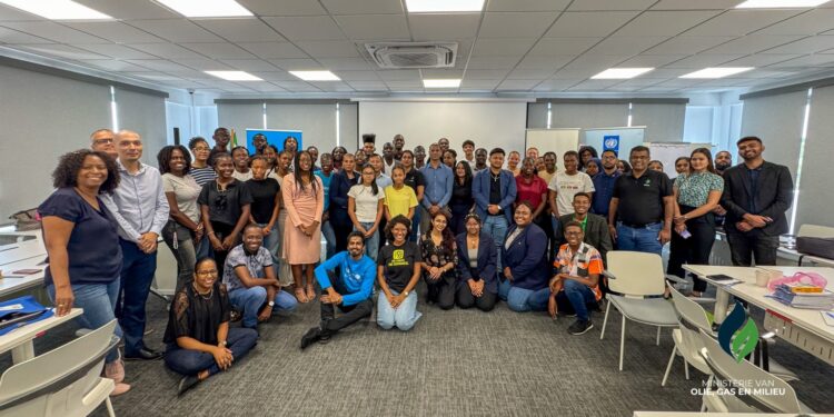 Jongeren geven richting aan Suriname’s NDC 3.0: klimaateducatie, participatie en groene banen centraal 1 2025.10.18 Youthconsultancy OGM UNICEF 24 1536x815 1 Surinaamse jongeren vragen om klimaateducatie in het curriculum, structurele platforms voor inspraak en investeringen in groene banen. Hun aanbevelingen worden verwerkt in NDC 3.0, het nationale klimaatactieplan dat begin november wordt afgerond. Tijdens een jeugdconsultatie op zaterdag 18 oktober 2025, georganiseerd door het Ministerie van Olie, Gas en Milieu in samenwerking met UNICEF Suriname..