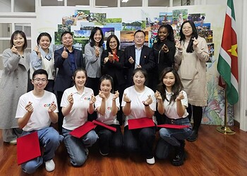 2025.10.23 BIS 03 AmbSu in China ontvangt UnivStudenten De Surinaamse ambassade in China heeft op donderdag 23 oktober 2025 voor het eerst een studenten- en docentendelegatie ontvangen van de School of Government and Public Affairs of Communication van een Chinese universiteit. Volgens de ambassade is het bijzonder dat de onderwijsinstelling niet eerder een bezoek heeft gebracht aan een diplomatieke vertegenwoordiging in China. ...