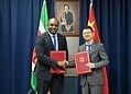 Suriname en China bekrachtigen samenwerking met donatie van 16 ambulances 11 2025.10.23 BIS 03 Overeenkomst Suriname China ambulances 1 1 Suriname ontvangt zestien nieuwe ambulances uit China. De overeenkomst daarvoor is op donderdag 23 oktober ondertekend door minister van Buitenlandse Zaken, Internationale Handel en Samenwerking, Melvin Bouva, en de Chinese ambassadeur Lin Ji.