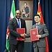 Suriname en China bekrachtigen samenwerking met donatie van 16 ambulances 8 2025.10.23 BIS 03 Overeenkomst Suriname China ambulances 1 1 Suriname ontvangt zestien nieuwe ambulances uit China. De overeenkomst daarvoor is op donderdag 23 oktober ondertekend door minister van Buitenlandse Zaken, Internationale Handel en Samenwerking, Melvin Bouva, en de Chinese ambassadeur Lin Ji.