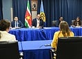 Suriname en IDB intensiveren samenwerking om investeringen en export te vergroten 11 2025.10.27 BIS 01 Kennismakingsbezoek IDB Het ministerie van Buitenlandse Zaken, Internationale Handel en Samenwerking (BIS) heeft op maandag 27 oktober 2025 een delegatie van de Inter-American Development Bank (IDB) ontvangen voor een officieel kennismakingsbezoek. Minister Melvin Bouva ontving onder meer Margarita Libby, Chief of Operations IDB Suriname, Quiela Delgado, teamleider bij de IDB, en Fay King, operations analist...