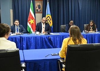 2025.10.27 BIS 01 Kennismakingsbezoek IDB Het ministerie van Buitenlandse Zaken, Internationale Handel en Samenwerking (BIS) heeft op maandag 27 oktober 2025 een delegatie van de Inter-American Development Bank (IDB) ontvangen voor een officieel kennismakingsbezoek. Minister Melvin Bouva ontving onder meer Margarita Libby, Chief of Operations IDB Suriname, Quiela Delgado, teamleider bij de IDB, en Fay King, operations analist...