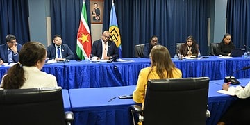 2025.10.27 BIS 01 Kennismakingsbezoek IDB Het ministerie van Buitenlandse Zaken, Internationale Handel en Samenwerking (BIS) heeft op maandag 27 oktober 2025 een delegatie van de Inter-American Development Bank (IDB) ontvangen voor een officieel kennismakingsbezoek. Minister Melvin Bouva ontving onder meer Margarita Libby, Chief of Operations IDB Suriname, Quiela Delgado, teamleider bij de IDB, en Fay King, operations analist...