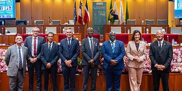 3 Minister Raymond Landveld van Transport, Communicatie en Toerisme heeft het belang benadrukt van connectiviteit via lucht, land en water als motor voor handel, toerisme en nauwere samenwerking tussen Suriname, Frans-Guyana, Brazilië en andere regiolanden. Ook onderstreepte hij het belang van taal en communicatie tussen buurlanden, zodat toekomstige generaties elkaar beter kunnen begrijpen en samenwerken.