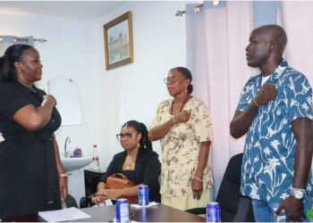 556134324 1126993039534846 7605245045033966616 n Op 29 september 2025 zijn drie nieuwe districtsraadsleden uit Paramaribo en Wanica beëdigd bij het ministerie van Regionale Ontwikkeling. Minister Huur benadrukte hun rol als brug tussen gemeenschap en regering en riep op tot integriteit en zichtbaarheid. De beëdiging markeert hun formele start als regionale volksvertegenwoordigers.