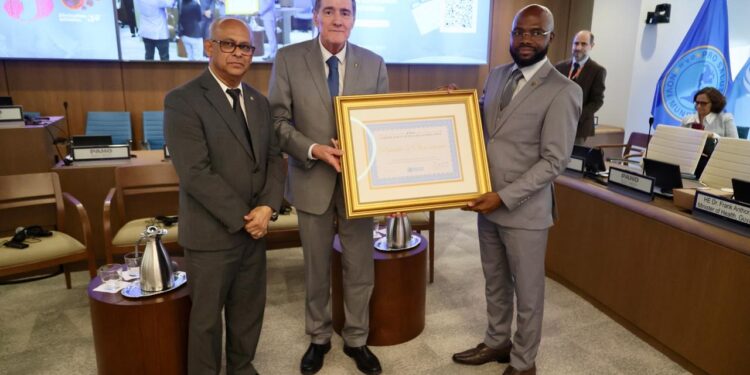 557425586 1209535877875380 1610604184298456928 n Suriname is als eerste land in het Amazonegebied officieel malariavrij verklaard door de WHO en PAHO. Minister André Misiekaba ontving het certificaat in Washington. De uitroeiing is het resultaat van jarenlange inzet, vroege diagnose, voorlichting en internationale samenwerking. Suriname blijft waakzaam en streeft naar een malariavrije regio en wereld.