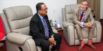 557615806 1357193326407651 8261350446183600514 n De Nederlandse ambassadeur Walter Oostelbos heeft op donderdag 2 oktober 2025 met vicepresident Gregory Rusland gesproken over visumvrij reizen naar de EU en een vervolg op het samenwerkingsprogramma Makandra. Volgens Oostelbos zijn er EU-middelen beschikbaar en vordert Suriname met de vereiste voorbereidingen.