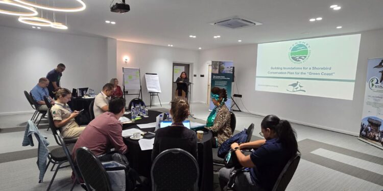 557620717 882279524958252 879324256203441868 n Suriname heeft recentelijk als gastland gefungeerd voor een internationale workshop gericht op de bescherming van kustvogels in de regio. De tweedaagse bijeenkomst, gehouden van 30 september tot en met 1 oktober 2025, bracht deskundigen samen uit onder meer Guyana, Frans-Guyana, Canada, de Verenigde Staten en Europa...