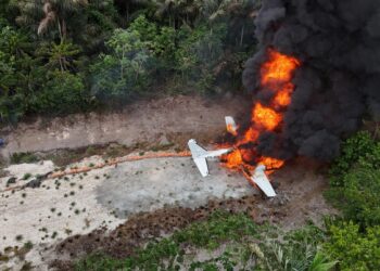 558182965 1599638801452562 5847192872566490848 n Het Justitieel Interventie Team (JIT) heeft in Marowijne twee tweemotorige vliegtuigen aangetroffen op een recent aangelegde, illegale landingsbaan. In opdracht van de procureur-generaal zijn de toestellen op 5 oktober 2025 ter plaatse onklaar gemaakt als onderdeel van de bestrijding van transnationale drugscriminaliteit...