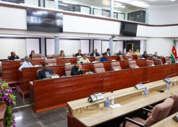 558766597 831370082618103 416703526513485968 n De Nationale Assemblée (DNA) behandelt vandaag het ontwerp voor de wijziging van de Wet op de Staatsschuld. Het doel van de wetswijziging is om de huidige overschrijding van het schuldplafond wettelijk te verankeren en tijdelijk meer ruimte te bieden voor begrotingsfinanciering. De wijziging is door de regering ingediend...