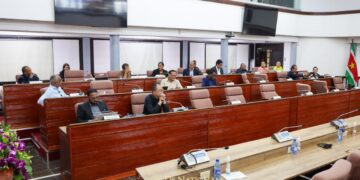 558766597 831370082618103 416703526513485968 n De Nationale Assemblée (DNA) behandelt vandaag het ontwerp voor de wijziging van de Wet op de Staatsschuld. Het doel van de wetswijziging is om de huidige overschrijding van het schuldplafond wettelijk te verankeren en tijdelijk meer ruimte te bieden voor begrotingsfinanciering. De wijziging is door de regering ingediend...