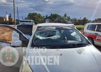 558896207 122319327884001925 5832330029211567021 n Op de Avobakaweg in Para is donderdag 9 oktober 2025 rond 16.10 uur een bestuurster gewond geraakt, nadat vermoedelijk een aandrijfas-onderdeel van een pick-up door de voorruit van haar auto sloeg. Het slachtoffer is opgenomen in het AZP.