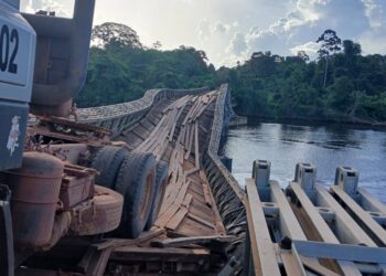 558976955 1271395045001303 5673398249487143093 n De brug over de Coppenamerivier bij Witagron is vrijdag deels ingestort. Districtscommissaris Kevin Bronne (Kabalebo) meldt dat het gebied geïsoleerd is: er is geen alternatieve route en de ponton die normaal de oversteek verzorgde, is onvindbaar.
