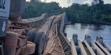 558976955 1271395045001303 5673398249487143093 n De brug over de Coppenamerivier bij Witagron is vrijdag deels ingestort. Districtscommissaris Kevin Bronne (Kabalebo) meldt dat het gebied geïsoleerd is: er is geen alternatieve route en de ponton die normaal de oversteek verzorgde, is onvindbaar.