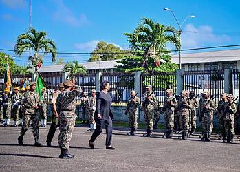 559571050 122173634234425497 2565162585221416087 n President Jennifer Simons heeft tijdens haar eerste werkbezoek aan het Nationaal Leger benadrukt dat waardering, eerlijke beloning en betere voorzieningen voor militairen hoog op de agenda staan. Ook kondigde zij hervormingen aan om de commandostructuur transparanter en toekomstbestendig te maken.