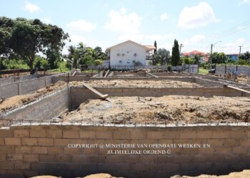 560556846 1251673503668654 1880611166233623358 n Het ministerie van Openbare Werken en Ruimtelijke Ordening (OWRO) heeft op woensdag 1 oktober 2025 een illegale bouwplaats aan de Helenstraat in ressort Welgelegen stilgelegd. Zonder vergunning werd onder meer een beschoeiing aangelegd in een trens, met risico op extra wateroverlast.