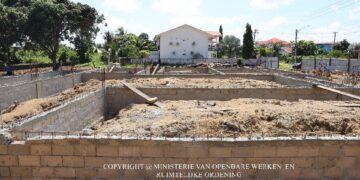 560556846 1251673503668654 1880611166233623358 n Het ministerie van Openbare Werken en Ruimtelijke Ordening (OWRO) heeft op woensdag 1 oktober 2025 een illegale bouwplaats aan de Helenstraat in ressort Welgelegen stilgelegd. Zonder vergunning werd onder meer een beschoeiing aangelegd in een trens, met risico op extra wateroverlast.