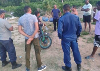 564001573 1113588374309364 2954310081434200266 n Nabij South-Drain is zaterdag een boot gezonken die de route Nickerie–Apoera onderhoudt. Aan boord waren negen personen, onder wie vier kinderen. Dankzij snel optreden van het Nationaal Leger kwamen alle opvarenden ongedeerd aan wal.