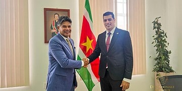 564596561 846194267802351 61822919189025961 n Beide partijen onderstreepten de waarde van directe parlementaire contacten voor kennisuitwisseling, wetgevende afstemming en het verkennen van gezamenlijke projecten. Er werd gewezen op de hechte vriendschapsbanden tussen Suriname en Panama en de gedeelde ambitie om die banden verder te verdiepen.