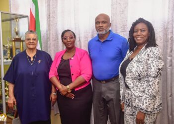 565134578 1108506324790733 8845657123659838007 n Een delegatie van de Islamic Development Bank (ISDB) heeft samen met vertegenwoordigers van het Affordable Housing Project (AHP) een werkbezoek gebracht aan het ministerie van Sociale Zaken en Volkshuisvesting (SoZaVo). De missie, die duurt tot en met 17 oktober 2025, richt zich op voortgang en samenwerking.