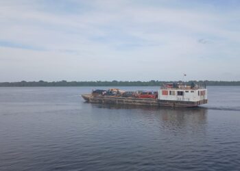 565661899 1275719427902198 2520464737454305034 n 1 Ruim 150 personen en circa 70 voertuigen die sinds het weekend vastzaten in het gebied rond Apoera en Kabalebo zijn geregistreerd voor transport richting Nickerie. De evacuatie volgt op het gedeeltelijk instorten van de Witagron-brug over de Coppenamerivier.