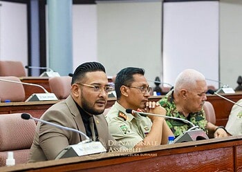 568612411 122222312756121783 7168926690050822637 n De vaste parlementaire commissie van Defensie heeft op dinsdag 21 oktober 2025 een presentatie ontvangen over de stand van zaken binnen het departement en de plannen voor 2026. Besproken zijn onder meer personeelsbeleid, operaties, scholing en maatschappelijke projecten.