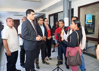 570539902 849875714100873 1711536239959793178 n Vertegenwoordigers van het Indigenous Platform in Eenheid en Solidariteit voor Alliantie en Vooruitgang (ESAV), onder wie Anya Arupa, hebben in De Nationale Assemblée (DNA) een petitie overhandigd namens bewoners van Pikin Saron. Zij vragen om parlementair ingrijpen na het conflict van 2 mei 2023, waarbij doden, vermisten en betwiste veroordelingen zijn gevallen.