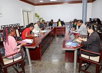 571172672 849878350767276 2136841732500199136 n Tijdens een vergadering op donderdag 23 oktober 2025 heeft de vaste commissie van De Nationale Assemblee die belast is met het ministerie van Justitie en Politie (JusPol) met minister Harish Monorath de actuele situatie binnen het departement besproken. Centraal stonden aanhoudende financiële tekorten en knelpunten die de uitvoering van kerntaken belemmeren.