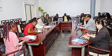 571172672 849878350767276 2136841732500199136 n Tijdens een vergadering op donderdag 23 oktober 2025 heeft de vaste commissie van De Nationale Assemblee die belast is met het ministerie van Justitie en Politie (JusPol) met minister Harish Monorath de actuele situatie binnen het departement besproken. Centraal stonden aanhoudende financiële tekorten en knelpunten die de uitvoering van kerntaken belemmeren.