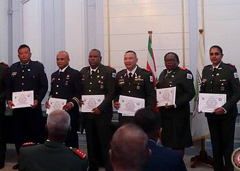 571224170 122222488214121783 2893438922764367212 n Negen officieren van het Nationaal Leger hebben de Bevelvoering- en Staf Cursus (25-01), de hoogste militaire opleiding in Suriname, succesvol afgerond. De tien maanden durende opleiding bereidt majoors en kapiteins voor op strategische leidinggevende functies binnen de krijgsmacht.