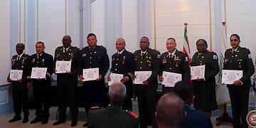571224170 122222488214121783 2893438922764367212 n Negen officieren van het Nationaal Leger hebben de Bevelvoering- en Staf Cursus (25-01), de hoogste militaire opleiding in Suriname, succesvol afgerond. De tien maanden durende opleiding bereidt majoors en kapiteins voor op strategische leidinggevende functies binnen de krijgsmacht.