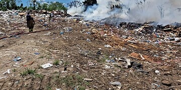 571771553 831786812554091 3660709466539936846 n De brand op de eerste vuilstortplaats te Charlesburg, die al sinds woensdag hevige rookoverlast veroorzaakte, is na ruim vijf dagen grotendeels onder controle. De brandweer is nog tot laat in de avond bezig met het afblussen en afdekken van resterende brandhaarden...