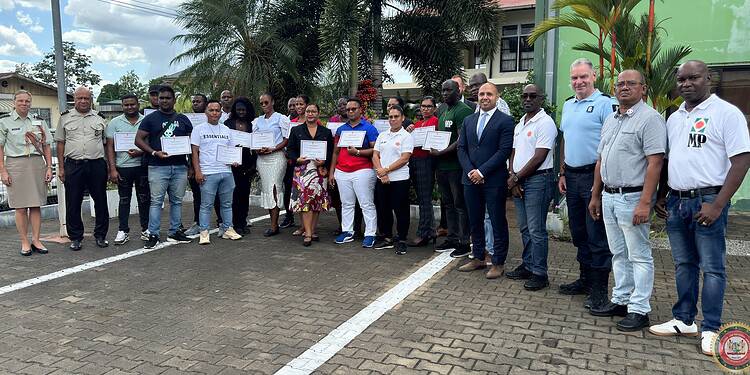 Vijftien overheidsfunctionarissen getraind in bestrijding identiteits- en documentfraude 1 574571230 122223137474121783 7841617010400658610 n Vijftien overheidsfunctionarissen hebben een intensieve training afgerond in het herkennen van identiteits- en documentfraude.