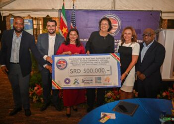 AMCHAM2 1536x1022 1 In gemoedelijke sfeer is donderdag stilgestaan bij 23 jaar American Chamber of Commerce in Suriname (AmCham). Het evenement bracht vertegenwoordigers uit het bedrijfsleven samen met het staatshoofd. Tijdens de bijeenkomst maakte AmCham bekend SRD 500.000 vrij te maken voor initiatieven die bijdragen aan beter ondernemingsklimaat en sterke instituties.