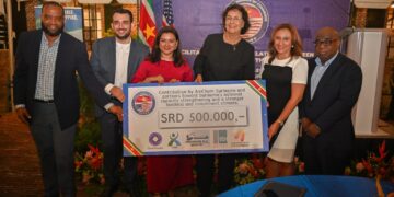 AMCHAM2 1536x1022 1 In gemoedelijke sfeer is donderdag stilgestaan bij 23 jaar American Chamber of Commerce in Suriname (AmCham). Het evenement bracht vertegenwoordigers uit het bedrijfsleven samen met het staatshoofd. Tijdens de bijeenkomst maakte AmCham bekend SRD 500.000 vrij te maken voor initiatieven die bijdragen aan beter ondernemingsklimaat en sterke instituties.