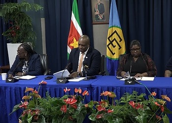 BIS persmoment Buza-minister Melvin Bouva schetste vandaag in grote lijnen het diplomatieke programma richting de viering van 50 jaar onafhankelijkheid en het aanstaande staatsbezoek van koning Willem-Alexander, die van 1 tot 3 december in Suriname is. Bouva stelt dat er een speciaal persmoment komt waarbij er meer informatie gedeeld zal worden met de media. Bouva benadrukte dat het staatsbezoek in het teken staat van het verdiepen van de bilaterale relatie en economische diplomatie.