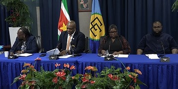 BIS persmoment Buza-minister Melvin Bouva schetste vandaag in grote lijnen het diplomatieke programma richting de viering van 50 jaar onafhankelijkheid en het aanstaande staatsbezoek van koning Willem-Alexander, die van 1 tot 3 december in Suriname is. Bouva stelt dat er een speciaal persmoment komt waarbij er meer informatie gedeeld zal worden met de media. Bouva benadrukte dat het staatsbezoek in het teken staat van het verdiepen van de bilaterale relatie en economische diplomatie.