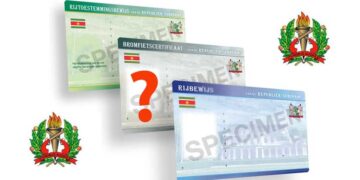 BURO RIJBEWIJZEN SUR Opvallend is dat er volgens de minister al duizenden rijbewijzen gereed liggen, maar nooit zijn opgehaald. “We hebben inmiddels ongeveer 9000 rijbewijzen geproduceerd die nog niet zijn afgehaald,” aldus Monorath. Hij zegt dat daardoor soms een verkeerd beeld ontstaat. “Sommige mensen klagen dat ze nog steeds wachten, terwijl de politie al online heeft aangegeven dat hun rijbewijs klaar ligt. Ze hoeven het alleen maar op te halen.”