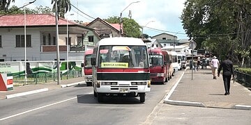BUSHOUDERS NVB BLOKKEREN Bushouders van het Nationaal Vervoersbedrijf zijn vandaag getogen naar het kabinet van de president om een prikactie te houden. De groep heeft enkele bussen geparkeerd voor het kabinet en de weg gebarricadeerd. Zij eisten dat zij hun achterstallige uitbetalingen over de afgelopen zes maanden moesten krijgen..