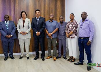 CASAS 1 De Civil Aviation Safety Authority Suriname (CASAS) heeft een nieuwe Raad van Commissarissen (RvC). Eric Goede is benoemd tot president-commissaris en zal de raad de komende drie jaar leiden. De installatie vond vrijdag 31 oktober 2025 plaats op het Kabinet van de President.