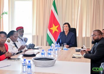 COL President Jennifer Simons heeft dinsdag 7 oktober een kennismakings- en verkennend overleg gevoerd met de Confederatie voor Organisaties van Landsdienaren (COL). Het gesprek draaide om actuele knelpunten bij landsdienaren en de bereidheid om constructief bij te dragen aan regeringsbeleid...