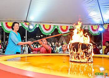 DIVALIPRES 1 Tijdens de Divali-viering op het Onafhankelijkheidsplein riep president Jennifer Simons de Surinaamse samenleving op om het licht voor elkaar te zijn. Het staatshoofd benadrukte dat Divali een universele boodschap van verbinding en nationale eenheid uitdraagt.