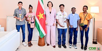 President Simons ontvangt succesvolle jeugddammers na Caribisch kampioenschap 3 Dammers 1 1536x1020 1 Suriname’s jeugddammers zijn na een sterke internationale prestatie ontvangen door president Jennifer Simons. De ploeg, onder leiding van internationaal grootmeester Guno Burleson, keerde terug van het Caribisch Jeugdkampioenschap Dammen 2025 op Curaçao met twee gouden en één zilveren medaille. ..