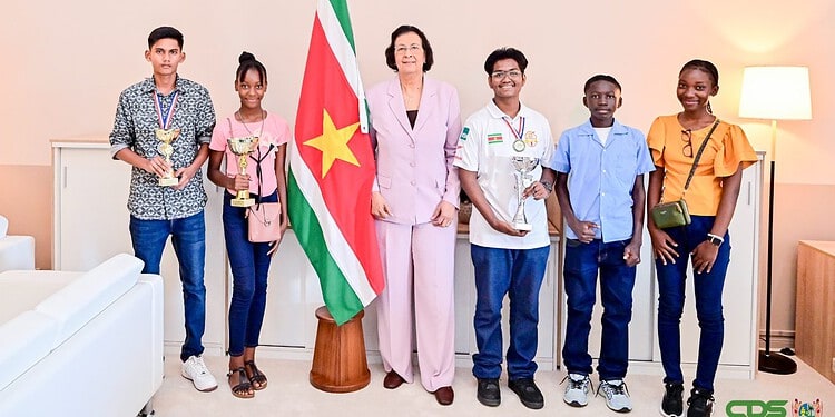 President Simons ontvangt succesvolle jeugddammers na Caribisch kampioenschap 1 Dammers 1 1536x1020 1 Suriname’s jeugddammers zijn na een sterke internationale prestatie ontvangen door president Jennifer Simons. De ploeg, onder leiding van internationaal grootmeester Guno Burleson, keerde terug van het Caribisch Jeugdkampioenschap Dammen 2025 op Curaçao met twee gouden en één zilveren medaille. ..