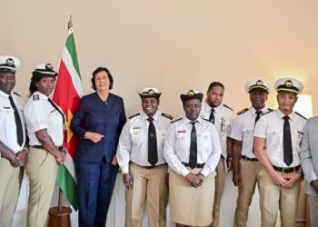 Douane 1 De douanebond heeft tijdens een kennismakingsbezoek aan president Jennifer Simons gepleit voor een open, transparante samenwerking om invoerrechten, accijnzen en andere heffingen efficiënter te innen. Volgens de bond kan dit de staatsinkomsten merkbaar verhogen...