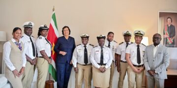 Douane 1 De douanebond heeft tijdens een kennismakingsbezoek aan president Jennifer Simons gepleit voor een open, transparante samenwerking om invoerrechten, accijnzen en andere heffingen efficiënter te innen. Volgens de bond kan dit de staatsinkomsten merkbaar verhogen...