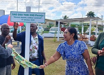 Foto Tori Oso plein 5 De Stichting Arbeidsmobilisatie en Ontwikkeling (SAO) heeft op vrijdag 17 oktober 2025 in Geyersvlijt het ‘SAO Oso Tori Oso Pleintje’ officieel in gebruik genomen. Blikvanger is een houten miniatuurwoning, gebouwd door SAO-cursisten, met als thema: “Kennis bouwt en cultuur verbindt.”
