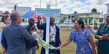 Foto Tori Oso plein 5 De Stichting Arbeidsmobilisatie en Ontwikkeling (SAO) heeft op vrijdag 17 oktober 2025 in Geyersvlijt het ‘SAO Oso Tori Oso Pleintje’ officieel in gebruik genomen. Blikvanger is een houten miniatuurwoning, gebouwd door SAO-cursisten, met als thema: “Kennis bouwt en cultuur verbindt.”