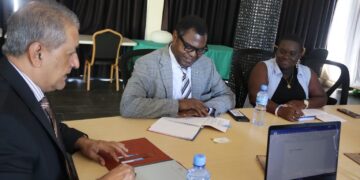 Foto vwa paho 2 onderminister en vertegenwoorder paho 1536x1023 1 Onderminister Raj Jadnanansing (VWA) ontving op donderdag 9 oktober 2025 PAHO/WHO-vertegenwoordiger Yafflo Ouattara voor een beleefdheidsbezoek. Centraal stonden technische ondersteuning, veilige en gezonde arbeidsomstandigheden en een gezamenlijke roadmap voor beleid op welzijn en arbeid.